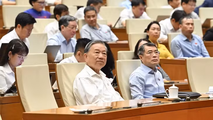 Tổng Bí thư, Chủ tịch nước Tô Lâm và Thủ tướng Chính phủ Lê Minh Hưng dự phiên thảo luận ở hội trường chiều 10/4. (Ảnh: THỦY NGUYÊN)