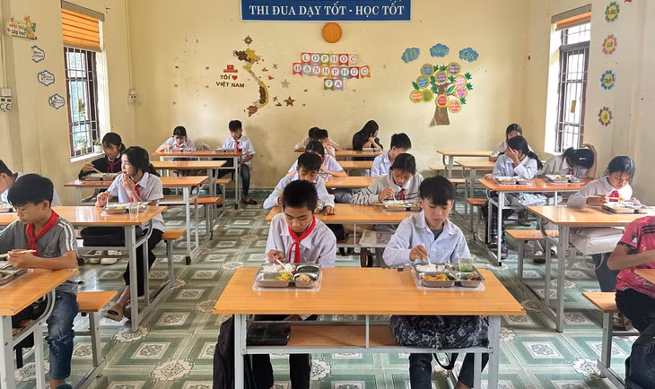 Học sinh tại điểm trường Nà Ếch, Trường TH-THCS Húc Động (xã Bình Liêu) ăn trưa tại trường.