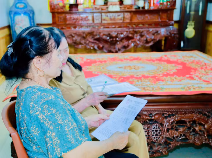 Người dân phường Đông Triều nghiên cứu các nội dung trong phiếu lấy ý kiến về việc thành lập thành phố Quảng Ninh trên cơ sở địa giới hành chính tỉnh Quảng Ninh. Ảnh: Hồng Ngát (CTV)