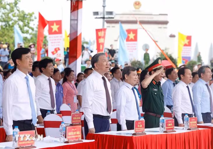 Tổng Bí thư, Chủ tịch nước Tô Lâm và các đại biểu dự Lễ Thượng cờ "Thống nhất non sông" năm 2026 - Ảnh: TTXVN