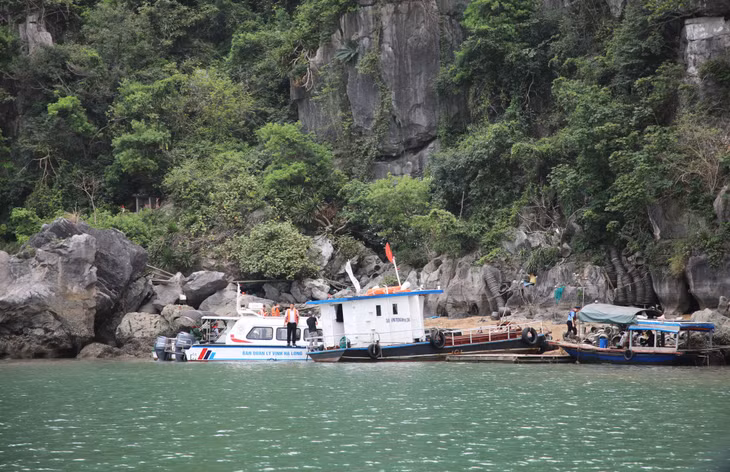 Lực lượng chức năng tăng cường việc kiểm tra, xử lý vi phạm về hành vi nuôi trồng thủy sản trái phép trên Vịnh Hạ Long.