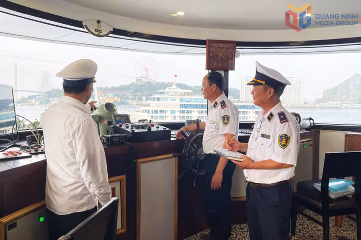 Lực lượng cảng vụ đường thủy nội địa kiểm tra phương tiện tàu du lịch hoạt động trên vịnh Hạ Long.
