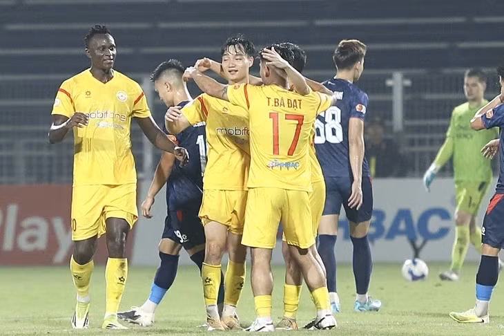 Niềm vui của Xuân Bắc sau khi ghi bàn vào lưới Công An Hà Nội - Ảnh: NGỌC LÊ