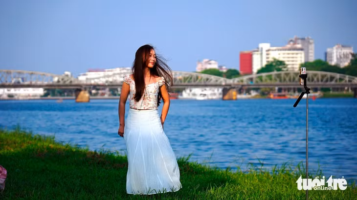 Bãi cỏ xanh với hậu cảnh là cầu Trường Tiền là nơi chụp hình lý tưởng với du khách đến Huế