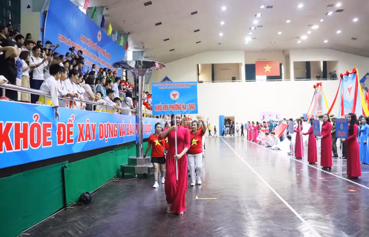 Lễ khai mạc mở màn với các chương trình diễu hành, biểu dương lực lượng của các đoàn dự Đại hội.