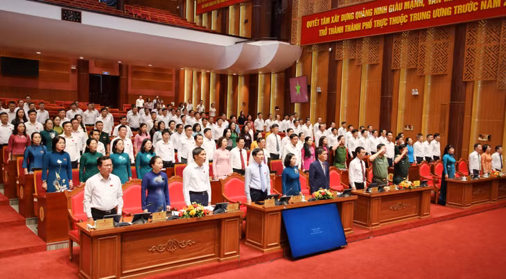 Các đại biểu làm lễ chào cờ khai mạc Kỳ họp thứ 2 - kỳ họp chuyên đề của HĐND tỉnh khóa XV.