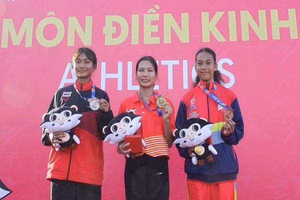 Lê Thị Tuyết Mai (giữa) là một trong những vận động viên có chuyên môn tốt nội dung 400m nữ, có cơ hội góp mặt Olympic trẻ. Ảnh: Cục Thể dục Thể thao Việt Nam