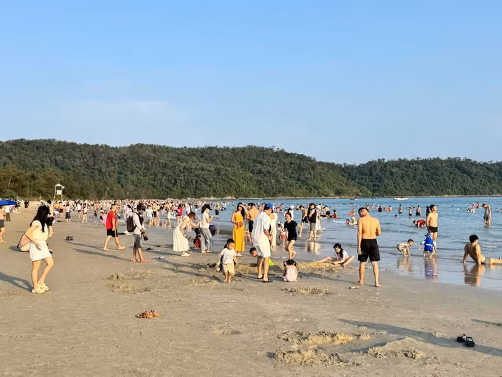 Du khách tắm biển tại bãi tắm Hồng Vàn, đặc khu Cô Tô. Ảnh: Trung tâm truyền thông văn hoá Cô Tô