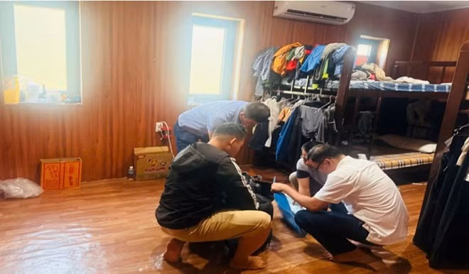 Lực lượng công an kiểm tra, bắt giữ đối tượng L.H.T lẩn trốn tại resort trên địa bàn tỉnh Đắk Lắk. Ảnh: Công an cung cấp