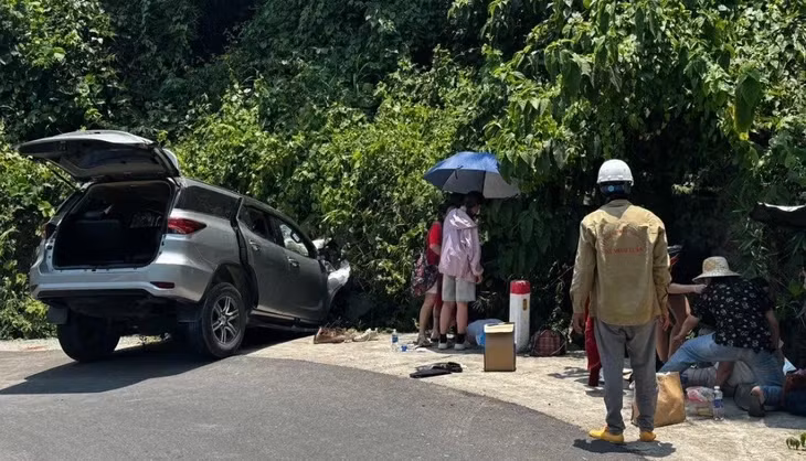 Hiện trường xảy ra vụ tai nạn giao thông trên đường đèo Hòn Bà (tỉnh Khánh Hòa) - Ảnh: NGUYỄN TÀI