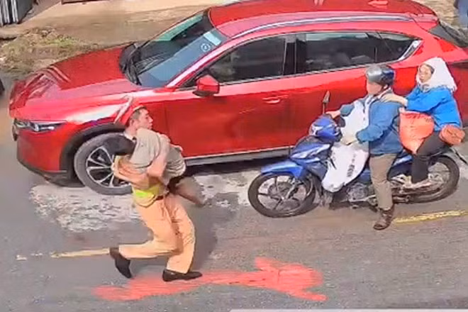 CSGT kịp thời cứu sống cháu Hoàng Gia Bảo bị điện giật tại lễ hội Then Kin Pang. Ảnh: Công an Lai Châu