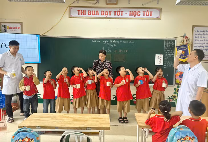 Học sinh Trường Tiểu học Đầm Hà 1 uống thuốc tẩy giun. Ảnh: Quang Hiếu (CDC Quảng Ninh).