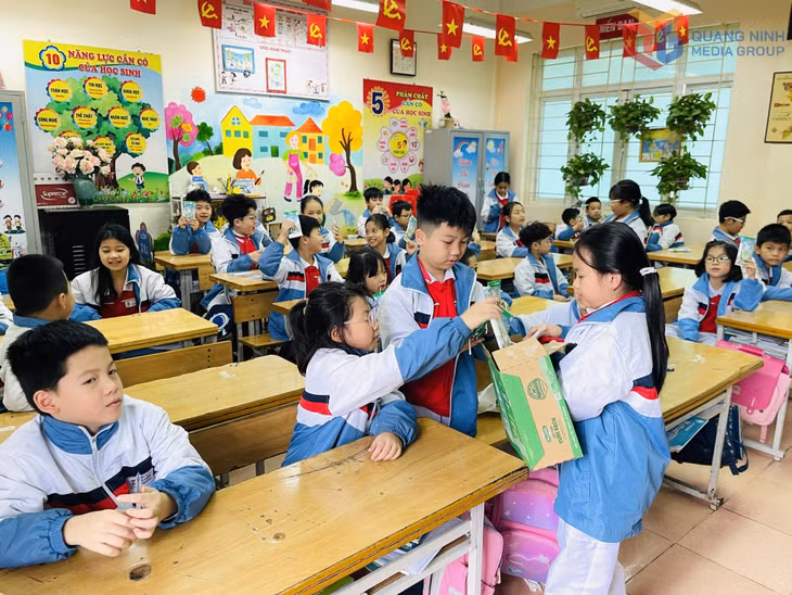 Sau khi uống sữa, học sinh lớp 3A5 Trường Tiểu học Hồng Gai (phường Hồng Gai) gấp vỏ hộp sữa lại để tổ chức tái chế.