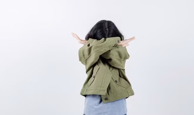 Lạm dụng màn hình, thiếu ngủ và căng thẳng đang tạo thành vòng luẩn quẩn khiến trẻ em dễ cáu kỉnh. Ảnh: Thùy Dương