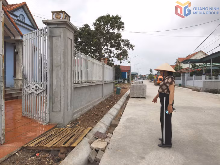 Bà Luyến cùng gia đình đã chủ động hiến 30m² đất để phục vụ mở rộng tuyến đường.
