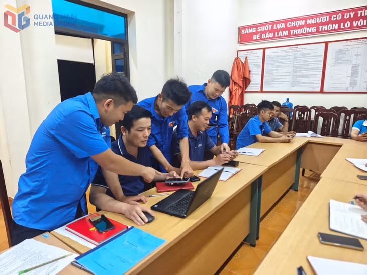 Tuổi trẻ Ba Chẽ tham gia hỗ trợ cài đặt, sử dụng “Sổ tay điện tử đảng viên”.