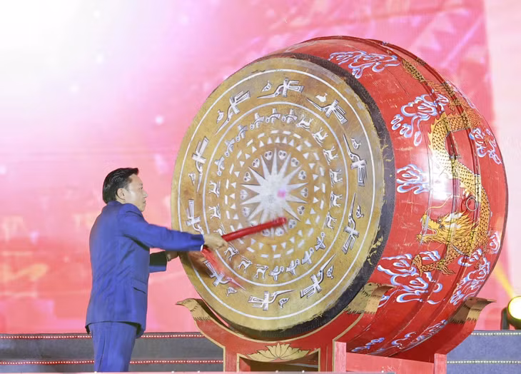 Đồng chí Nguyễn Huy Ngọc - Phó Chủ tịch UBND tỉnh, Trưởng Ban Tổ chức Lễ hội Đền Hùng và Tuần Văn hóa - Du lịch Đất Tổ năm Bính Ngọ 2026 đánh trống khai hội.
