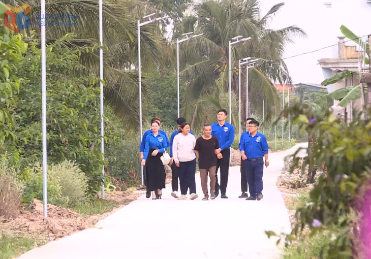 Người dân khu phố Tiền Phong 3, phường Liên Hòa phấn khởi khi tuyến đường được lắp điện chiếu sáng khiến việc đi lại được an toàn hơn.
