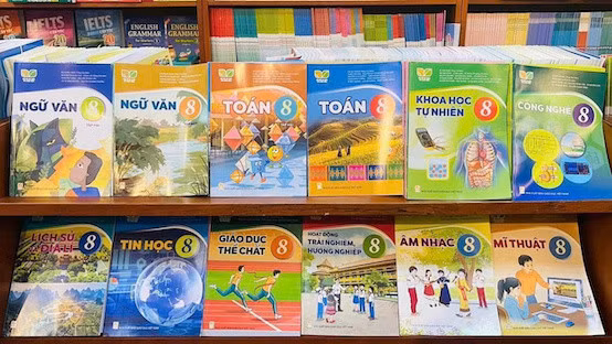 Bộ GDĐT đề xuất miễn phí sách giáo khoa trên toàn quốc từ năm học 2029–2030 và miễn học phí, giáo trình môn GDQPAN từ 2027–2028. Ảnh: Vân Trang