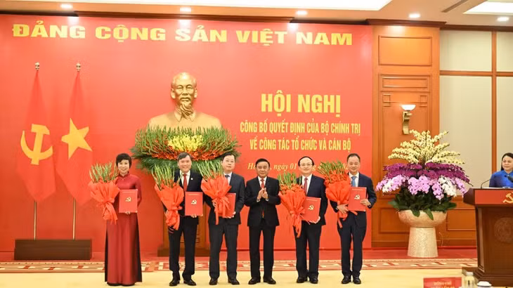 Thường trực Ban Bí thư Trần Cẩm Tú trao các Quyết định cho 5 cơ quan gồm: Đài Truyền hình Việt Nam, Đài Tiếng nói Việt Nam, Thông tấn xã Việt Nam, Viện Hàn lâm Khoa học xã hội Việt Nam, Viện Hàn lâm Khoa học và Công nghệ Việt Nam. (Ảnh: DUY LINH)