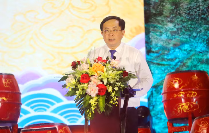 Đồng chí Mai Vũ Tuấn, Trưởng Ban Quản lý Di sản thế giới Vịnh Hạ Long - Yên Tử đọc diễn văn khai mạc.
