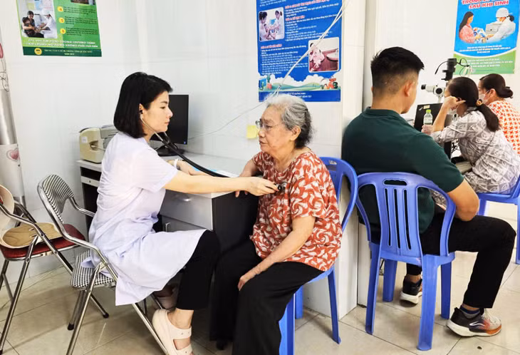 Người dân được thăm khám lâm sàng, kiểm tra sức khỏe tổng quát tại Trạm Y tế phường Hà Lầm.