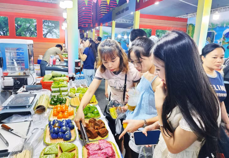 Du khách thưởng thức "đặc sản" trên Phố ẩm thực quốc tế - Hạ Long 2026 tại Trung tâm thương mại Halong Marine Plaza (Khu đô thị Halong Marina, phường Bãi Cháy).