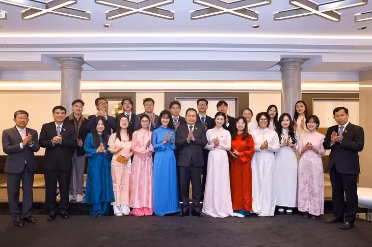 Chủ tịch Quốc hội Trần Thanh Mẫn với đại diện Hội sinh viên và lưu học sinh Việt Nam tiêu biểu tại Italy. (Ảnh: Doãn Tấn – TTXVN)