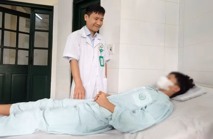 Bác sĩ Bệnh viện Hữu nghị Việt Đức thăm khám cho nam sinh - Ảnh: BVCC