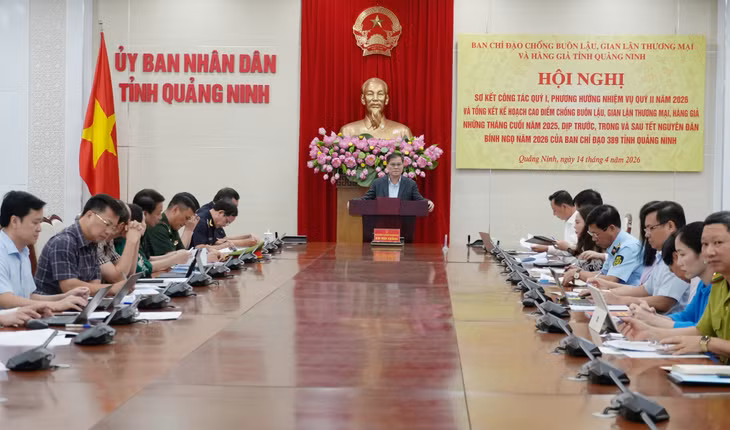 Đồng chí Bùi Văn Khắng, Chủ tịch UBND tỉnh, phát biểu kết luận hội nghị.