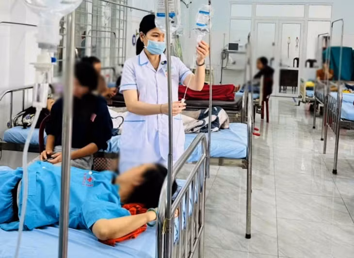 Các bệnh nhân có biểu hiện nôn, ói, chóng mặt sau khi ăn bánh mì được điều trị tại Trung tâm Y tế Ea H'leo - Ảnh: HOÀNG MINH