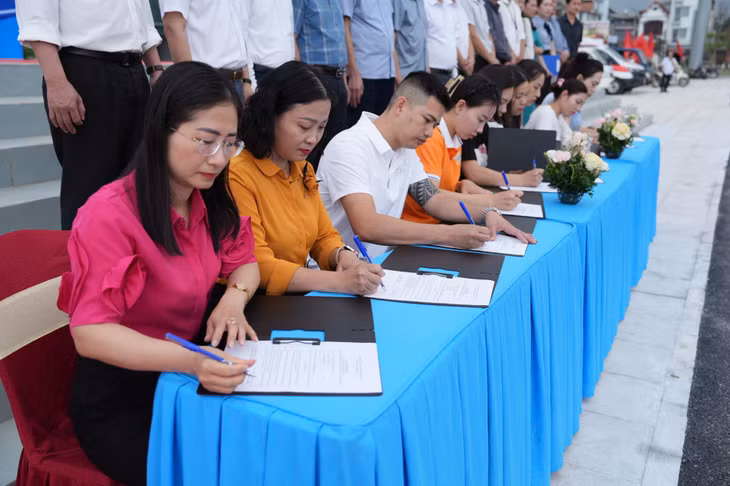 Tại lễ phát động, các đơn vị kinh doanh, chế biến thực phẩm ký cam kết thực hiện nghiêm các quy định về ATTP.