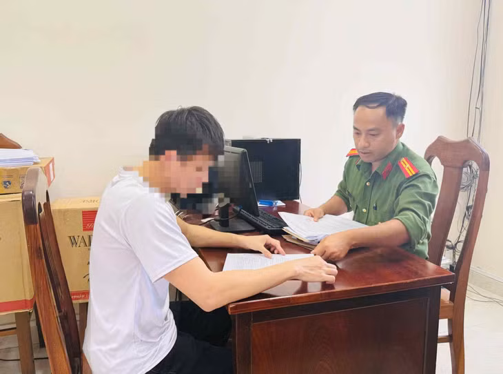 Công an làm việc với K.T để làm rõ hành vi vi phạm. Ảnh: Phúc Khánh