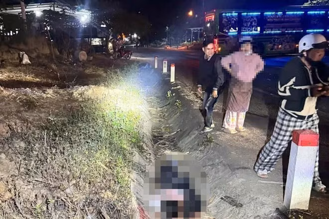 Hiện trường vụ tai nạn với xe khách khiến 2 người tử vong. Ảnh: Thế Hùng