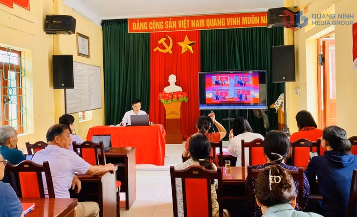 Một buổi sinh hoạt chi bộ sử dựng công nghệ số của chi bộ thôn Quảng Long 8, xã Đường Hoa.
