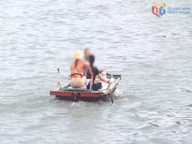 Người điều khiển phương tiện và cả hành khách đều không mặc áo phao.