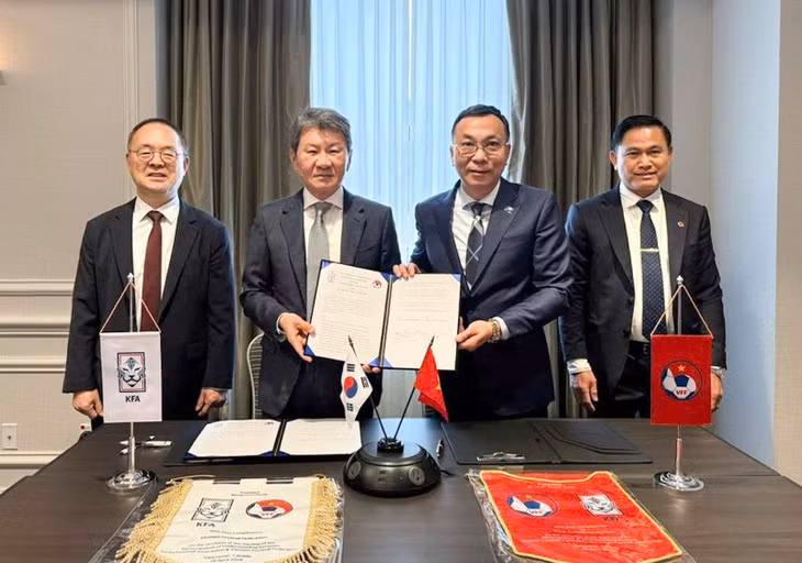 Chủ tịch VFF Trần Quốc Tuấn và Chủ tịch KFA Chung Mong Gyu kí kết biên bản ghi nhớ hợp tác. Ảnh: VFF