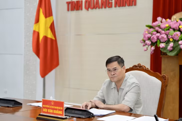 Đồng chí Bùi Văn Khắng, Phó Bí thư Tỉnh ủy, Chủ tịch UBND tỉnh chủ trì họp.