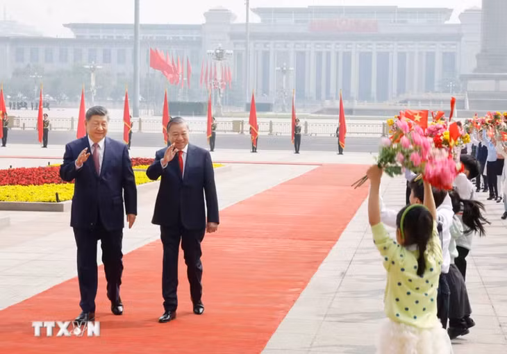 Tổng Bí thư, Chủ tịch nước Tô Lâm và Tổng Bí thư, Chủ tịch nước Trung Quốc Tập Cận Bình với thiếu nhi Trung Quốc tại Lễ đón - Ảnh: TTXVN