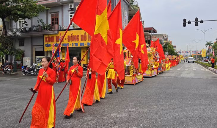 Không gian ngập tràn sắc màu của lễ hội.