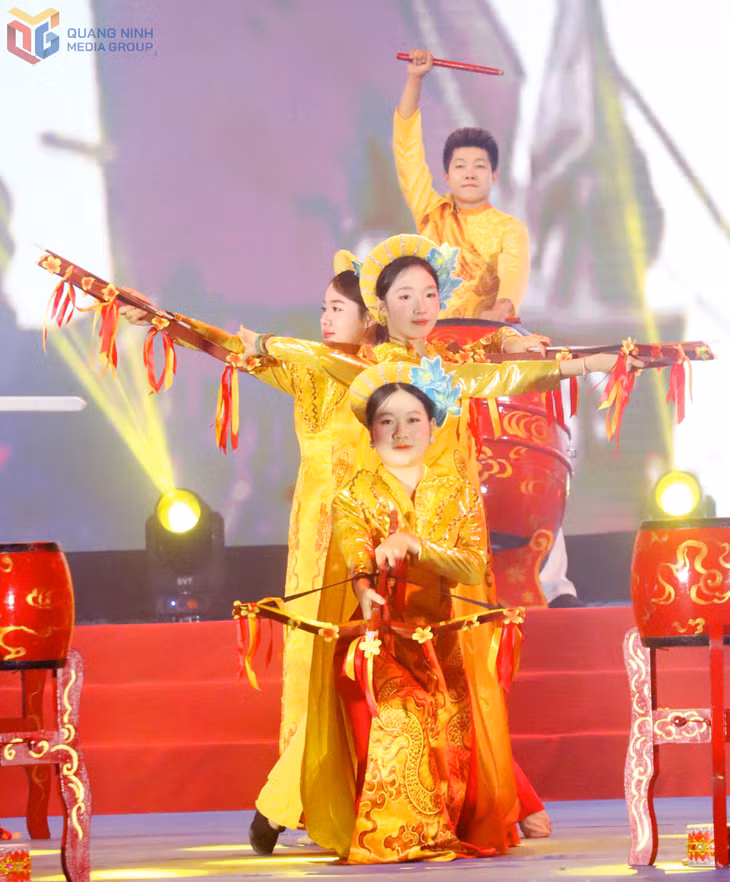 Chiến tích lừng lẫy của quân và dân nhà Trần trên dòng sông Bạch Đằng lịch sử được tái hiện sinh động qua màn trống hội, các tiết mục biểu diễn.