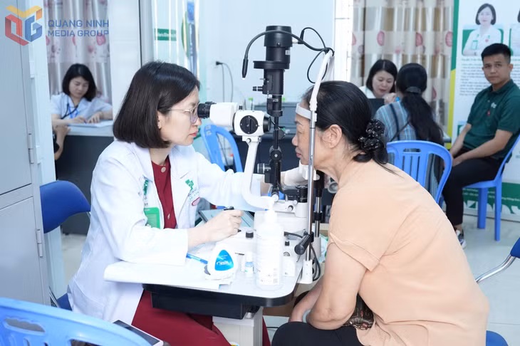Trạm y tế phường Hà Lầm phối hợp với Bệnh viện Mắt Sài Gòn Hạ Long khám sàng lọc các bệnh về mắt cho người dân trong chương trình khám sức khỏe toàn dân, ngày 9 và 10/4/2026.