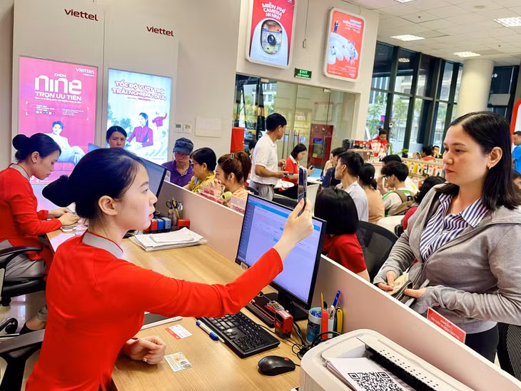 Viettel Quảng Ninh bố trí tối đa nhân lực tại 225 điểm bán hàng trên toàn tỉnh để hỗ trợ người dân xác thực thông tin thuê bao di động.