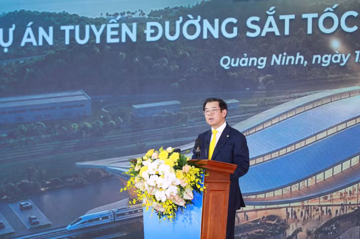 Ông Nguyễn Việt Quang, Phó Chủ tịch kiêm Tổng Giám đốc Tập đoàn Vingroup phát biểu tại buổi lễ.