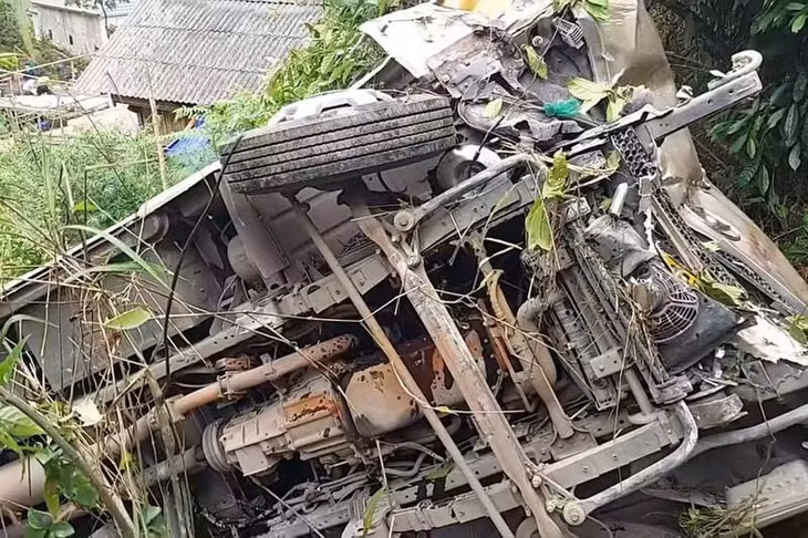 Hiện trường xe khách lao xuống ta luy sâu, 1 người tử vong, 6 người bị thương tại xã Vân Hồ. Ảnh: Công an tỉnh Sơn La
