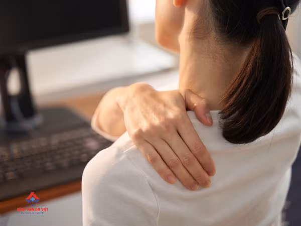 Đau cổ vai gáy đang trở thành một trong những vấn đề sức khỏe phổ biến nhất ở dân văn phòng hiện nay.