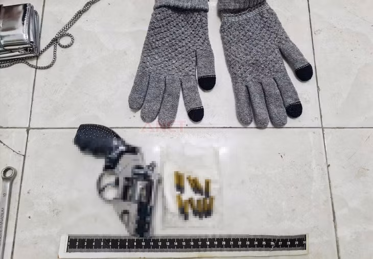 Trong số tang vật, cơ quan chức năng còn thu giữ được một khẩu súng ngắn cùng nhiều viên đạn. Ảnh: Công an Cần Thơ