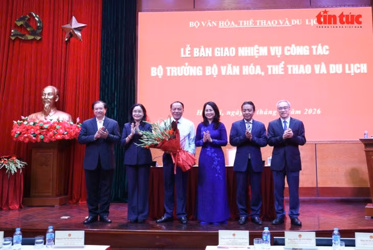 Bộ trưởng Lâm Thị Phương Thanh chụp ảnh cùng nguyên Bộ trưởng Nguyễn Văn Hùng và các đồng chí Thứ trưởng Bộ Văn hoá, Thể thao và Du lịch.