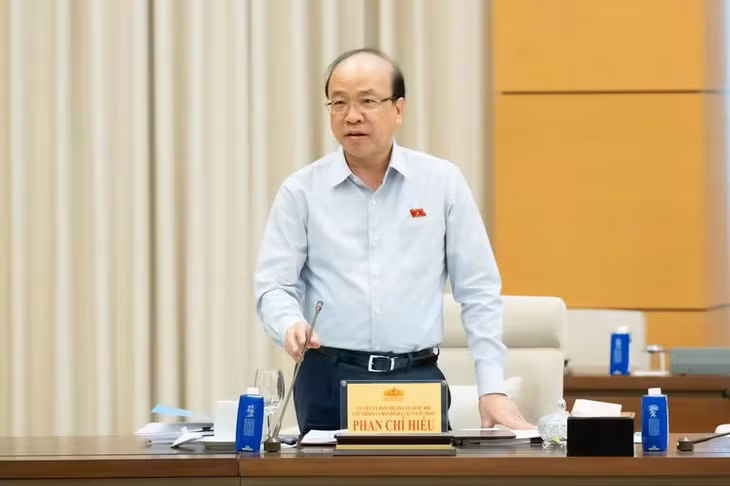 Chủ nhiệm Ủy ban Pháp luật và Tư pháp Phan Chí Hiếu nêu quan điểm thẩm tra. (Ảnh: DUY LINH)