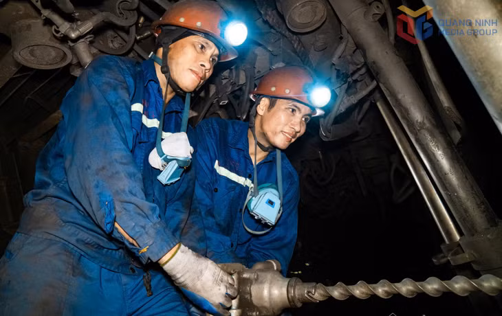 Công nhân Công ty Than Thống Nhất vận hành thiết bị khoan trong hầm lò, đảm bảo tiến độ sản xuất và an toàn lao động.